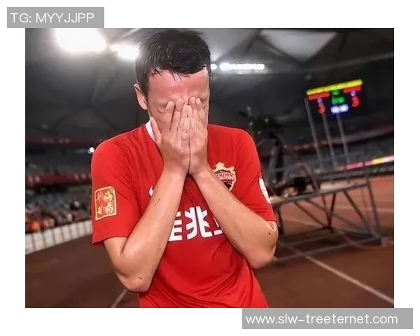 当足球明星意外踢到球迷引发的热议与反思 当足球明星意外踢到球迷引发的热议与反思