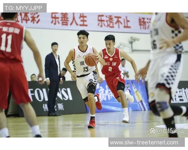 成都篮球队团队协作引发热议球迷对战术配合和球员默契提出不同看法