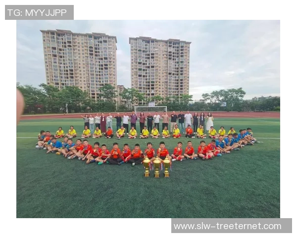 曹格足球明星粉丝热情高涨共同见证偶像在绿茵场上的精彩表现