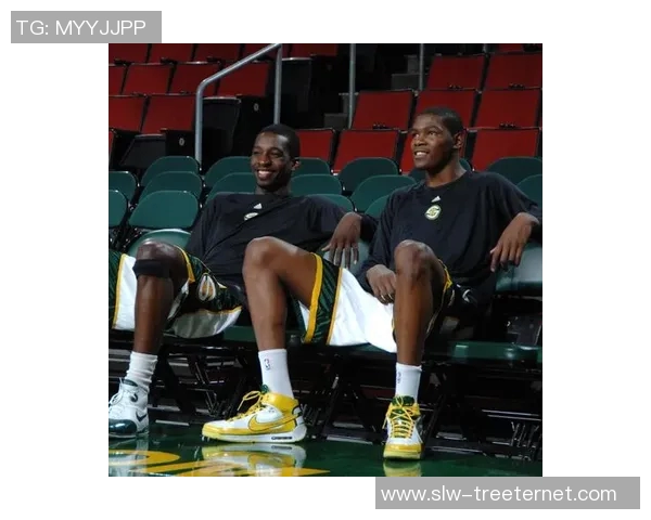 杜兰特与足球明星亲密合影展现运动员之间的友谊与激情