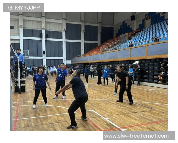 武汉排球队的团队协作之道:排球巨献背后的默契与拼搏精神 武汉排球队的团队协作之道:排球巨献背后的默契与拼搏精神